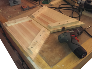 Verschrauben der Teile für die Holzschubkarre Verschrauben der Teile für die Holzschubkarre